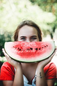 femme-sourire-pastèque